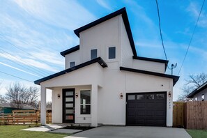 Exterior - Dallas Delight - Modern Texan Style Home (Dallas)