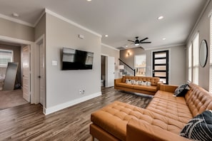 Living area - Dallas Delight - Modern Texan Style Home (Dallas)