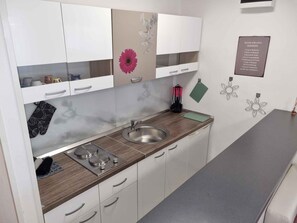 Frigorifero, piano cottura, macchina per tè/caffè