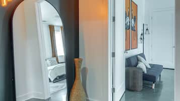 2 habitaciones, escritorio y tabla de planchar con plancha