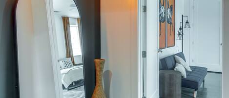 2 quartos, escrivaninha, ferros/tábuas de passar roupa, berço de viagem