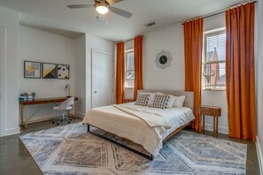 2 Schlafzimmer, Schreibtisch, Bügeleisen/Bügelbrett, Reisekinderbett