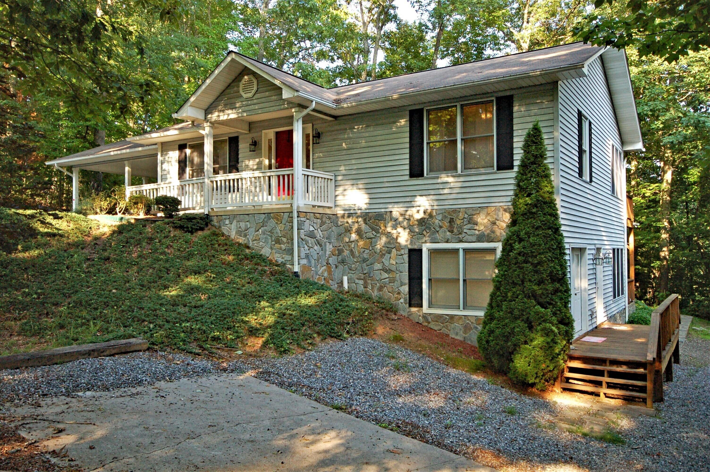 OUTSTANDING Lake Junaluska Resort home. King suite. 2 large decks. Walk to lake