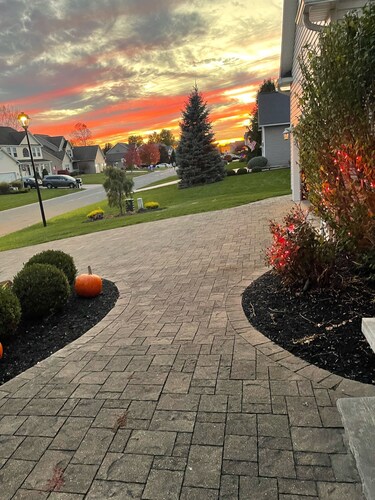 Gorgeous newer 2 story house in friendly neighborhood w salt water hot tub