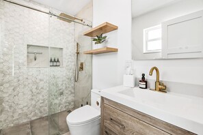 Bathtub, hair dryer, towels, soap - Casa Del Sol - Bike to Beach, Saltwater Pool & Private Backyard (Palm Beach Gardens)
