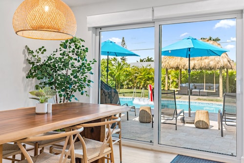 Casa Del Sol - Bike to Beach, Saltwater Pool & Private Backyard