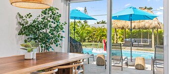 Casa Del Sol - Bike to Beach, Saltwater Pool & Private Backyard