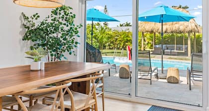 Casa Del Sol - Bike to Beach, Saltwater Pool & Private Backyard