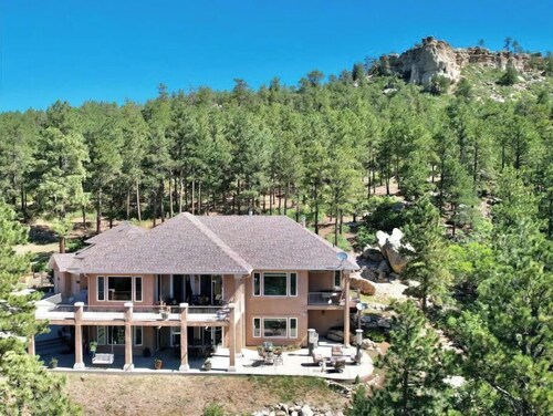 Mountain Luxury and Views Galore Near Palmer Lake