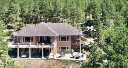 Mountain Luxury and Views Galore Near Palmer Lake