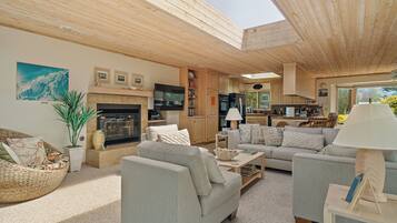 Televisie, een open haard en een dvd-speler