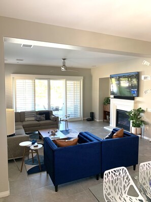 Smart-TV, Kamin, DVD-Player, Bücher