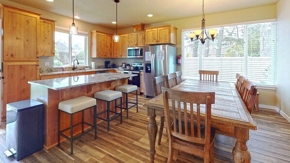 Kühlschrank, Mikrowelle, Ofen, Geschirrspüler