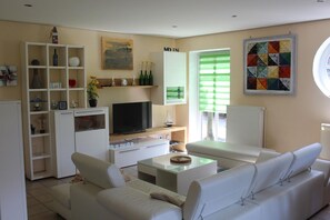 Télévision, lecteur de DVD, chaîne hi-fi