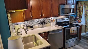 Geladeira, micro-ondas, fogão, cooktop