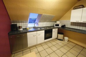 Een koelkast, een magnetron, een oven, een vaatwasser