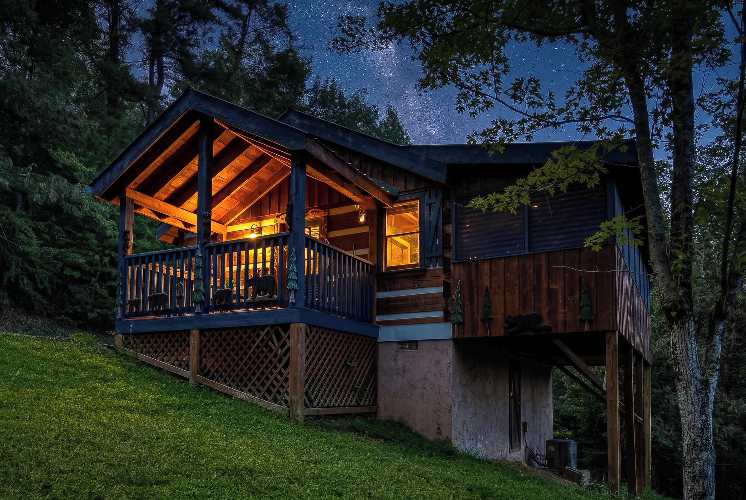 Une cabane dotée d’une terrasse en bois, d’un porche couvert et d’une grande fenêtre.