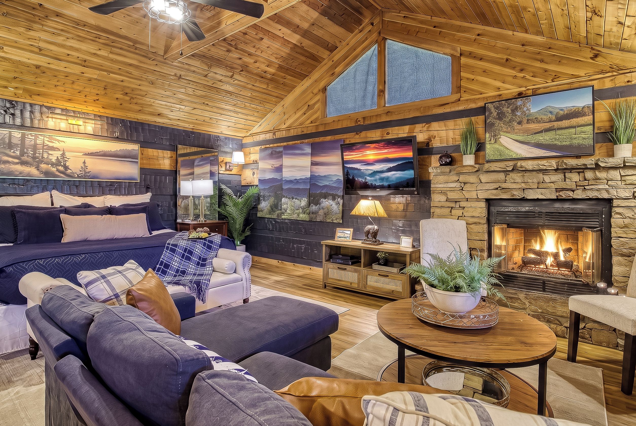 Ein gemütliches Wohnzimmer mit Kamin, einer großen Couch, einem Couchtisch und einem Fernseher.