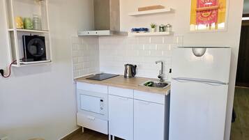 Réfrigérateur, micro-ondes, cafetiÚre/bouilloire, grille-pain