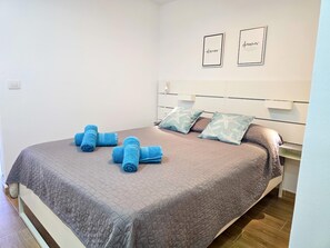 Iron/ironing board, Internet, bed sheets