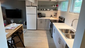 Private kitchen - 2 bedroom Suite, 5 minutes to Deep Cove (North Vancouver)