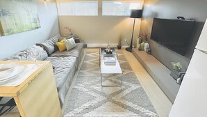 Living area - 2 bedroom Suite, 5 minutes to Deep Cove (North Vancouver)