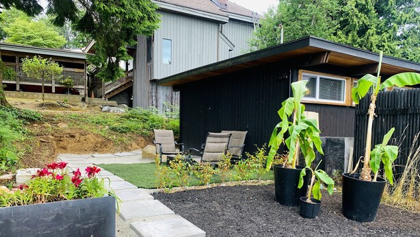Property grounds - 2 bedroom Suite, 5 minutes to Deep Cove (North Vancouver)