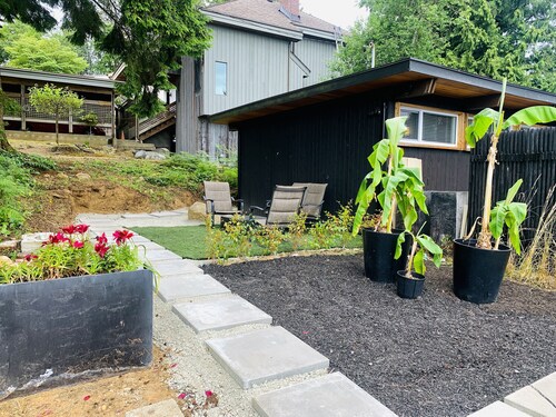 2 bedroom Suite, 5 minutes to Deep Cove