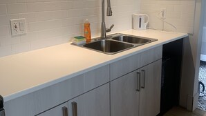 Private kitchen - 2 bedroom Suite, 5 minutes to Deep Cove (North Vancouver)