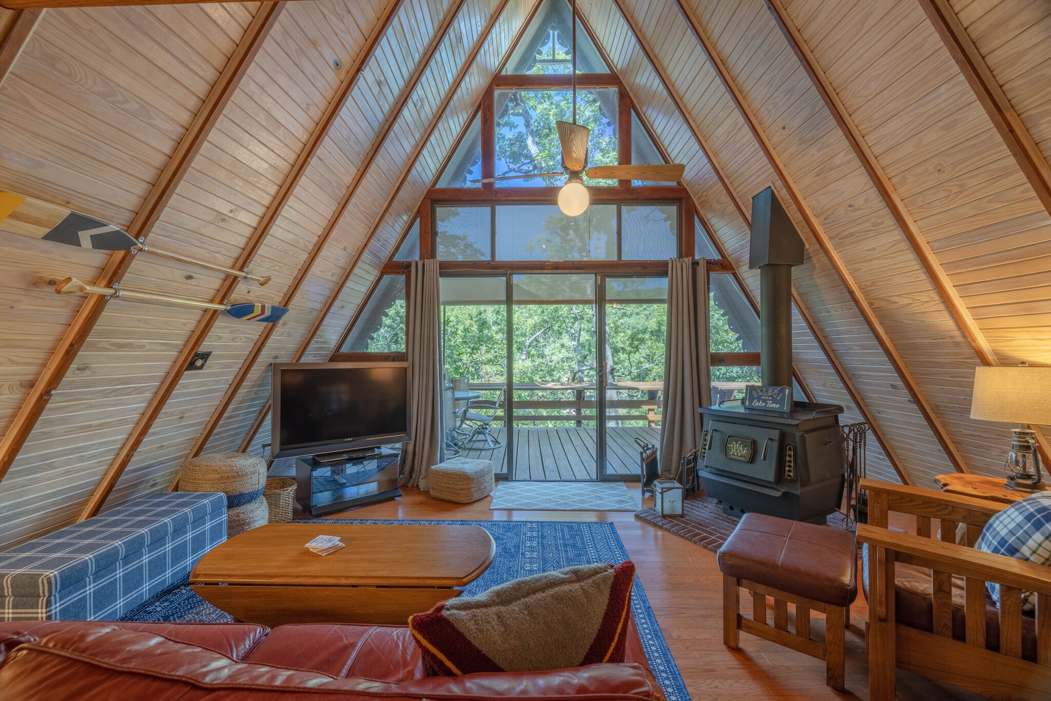 Televisor, llar de foc i taula de tennis de taula 