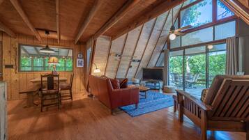 Télévision, cheminée, table de tennis de table