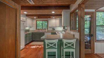 Een koelkast, een microgolfoven, een oven, een kookplaat