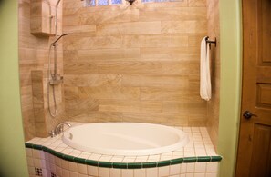 Badewanne, Haartrockner, Handtücher