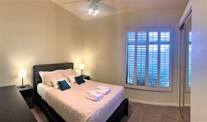 3 bedrooms, WiFi - Mesa house on Golf Course with Backyard Retreat (Mesa)