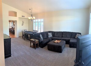Living area - Mesa house on Golf Course with Backyard Retreat (Mesa)