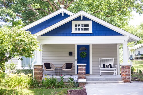 The Coliseum Cottage. 1 King/ 2 Queen Beds. Close to coliseum and colleges. 