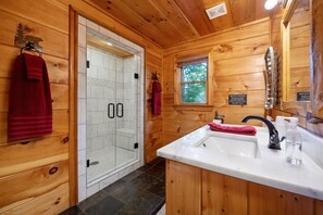 Bathtub, hair dryer, towels - Luxury Mountain View Cabin with Jacuzzi (Blue Ridge)