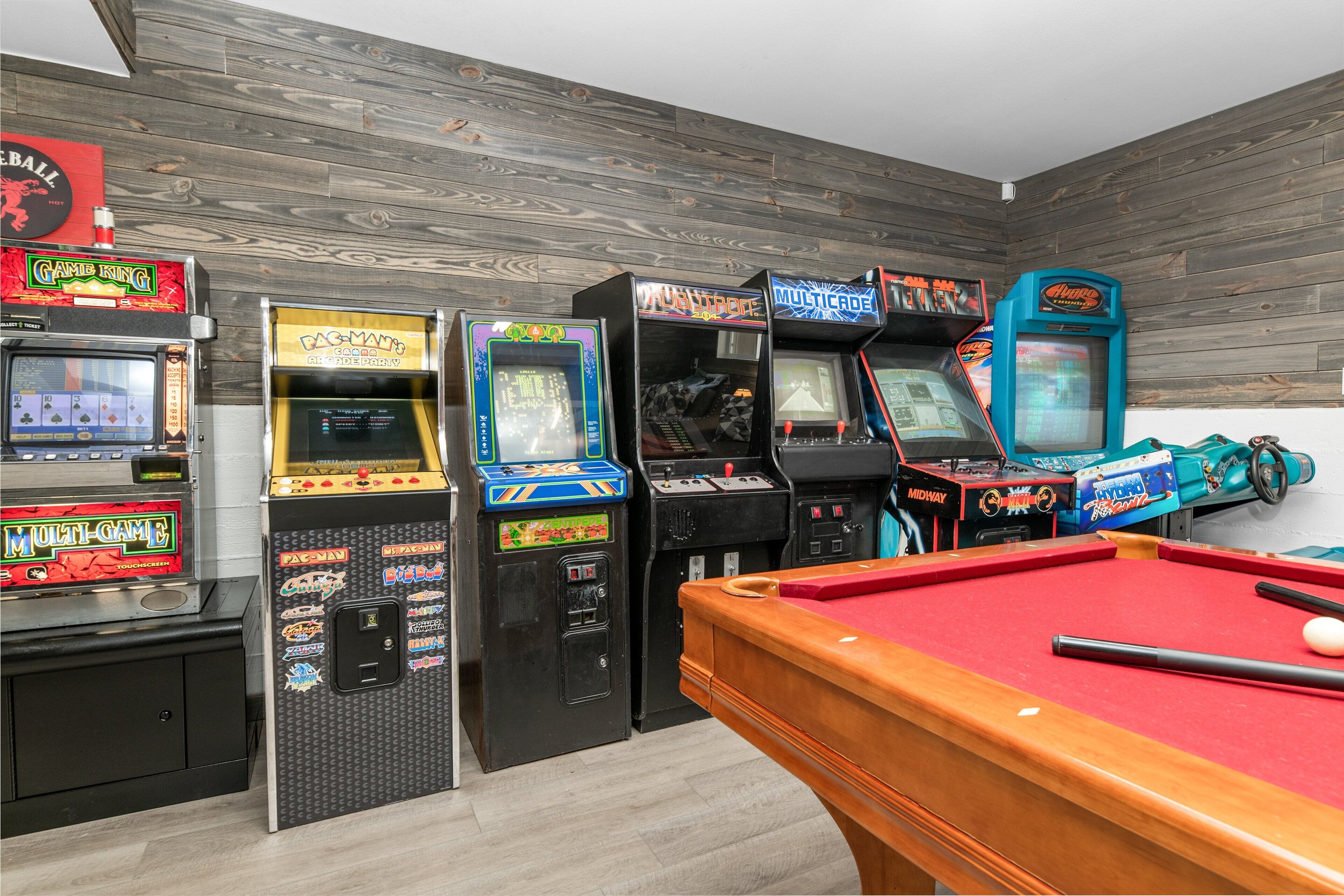 The Grizzlies Den - Log style cabin located in the desirable Fox Farm area! Games and arcade!