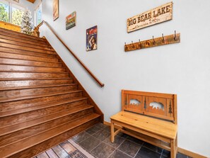 Puinen portaikko, jossa on kaide, penkki ja seinäkoristeita, mukaan lukien kyltti, jossa lukee: ”BIG BEAR LAKE, korkeus 6752 jalkaa”.