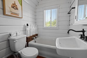 Combined shower/tub, hair dryer, towels - Happy Hours - Modern, Walk to Lake/Village, Foosball, BBQ (Big Bear Lake)