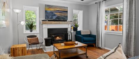 Televisor, llar de foc, futbolí i llibres