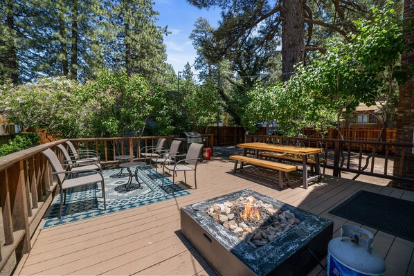 Outdoor dining - Happy Hours - Modern, Walk to Lake/Village, Foosball, BBQ (Big Bear Lake)
