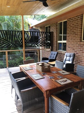 Outdoor dining - Aracalm house & pool-dog friendly inside.linen provided. 500m to amazing beaches (Arakoon)
