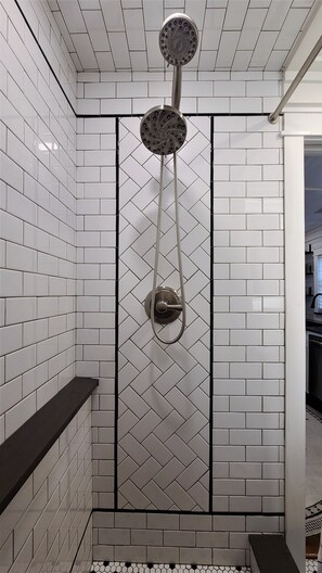 Shower, hair dryer, towels, soap - Charming Guesthouse in Historic Neighborhood (Fort Worth)