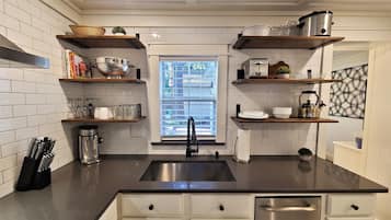 雪櫃、微波爐、焗爐、爐具