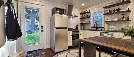 Frigorífic, microones, forn i placa de cuina