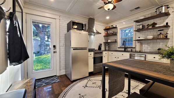 Réfrigérateur, micro-ondes, four, plaque de cuisson