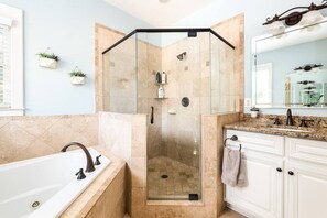 Duschwanne, umweltfreundliche Kosmetikartikel, Haartrockner, Bidet