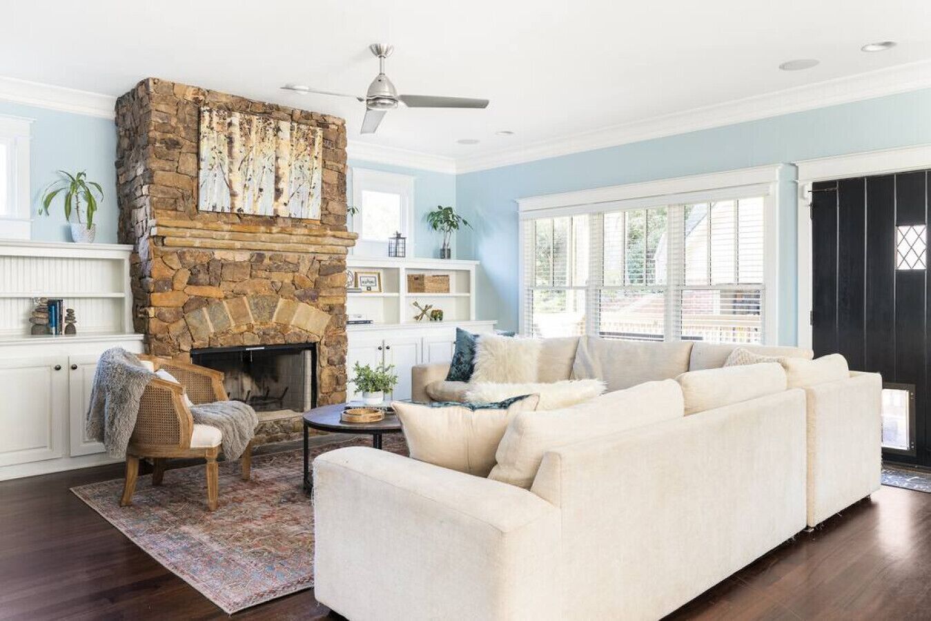 TV connectée, livres, médiathèque, chaîne hi-fi