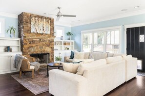 智能电视、书、音乐库、立体声音响